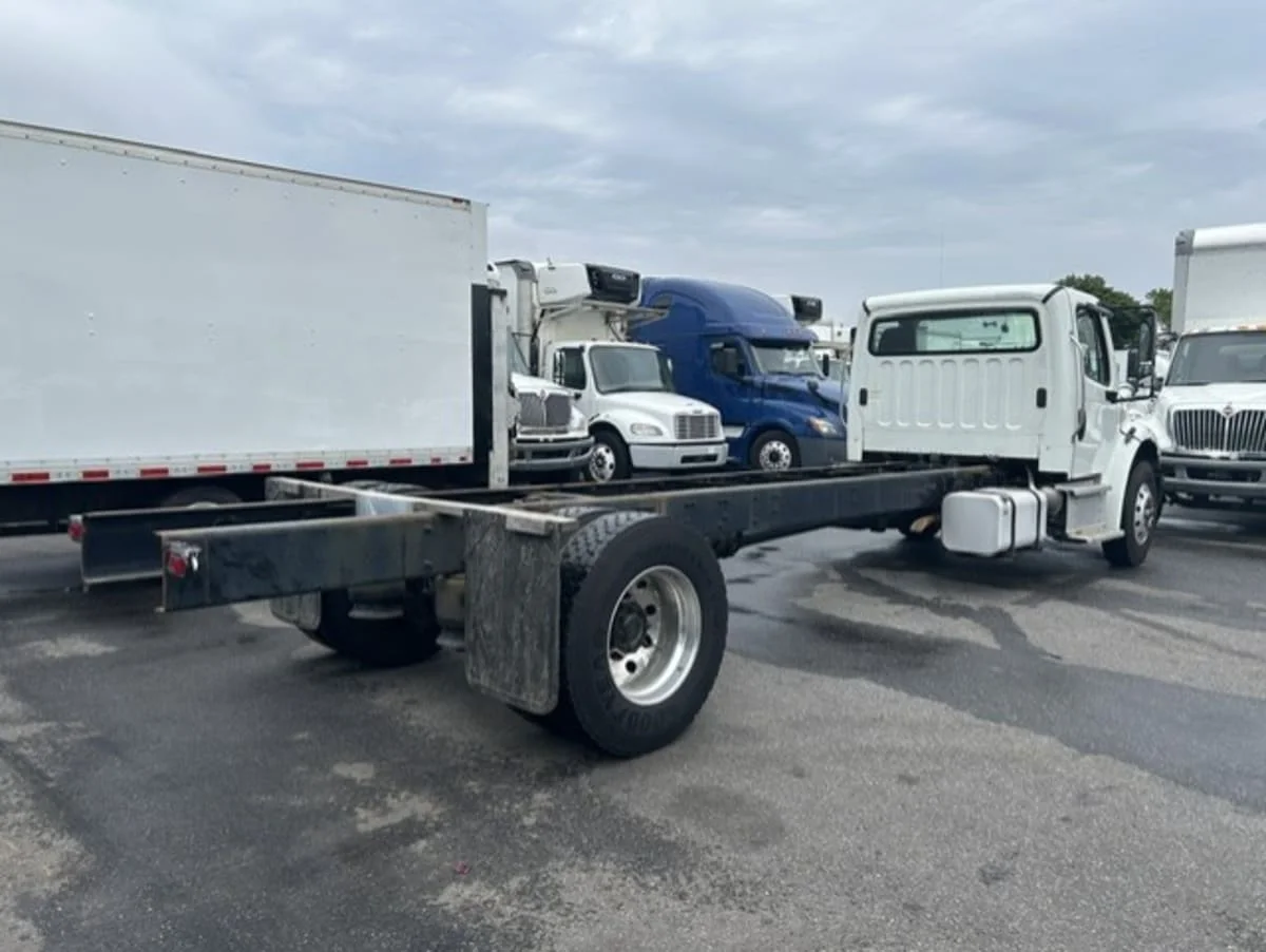2020 Freightliner M2 106 in Farmingdale, NY — photo 4