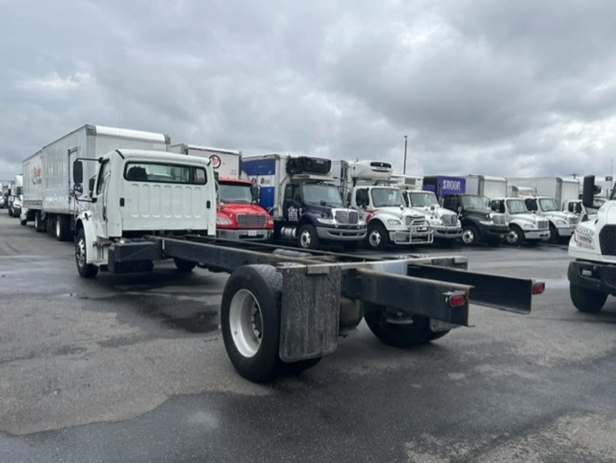 2020 Freightliner M2 106 in Farmingdale, NY — photo 6