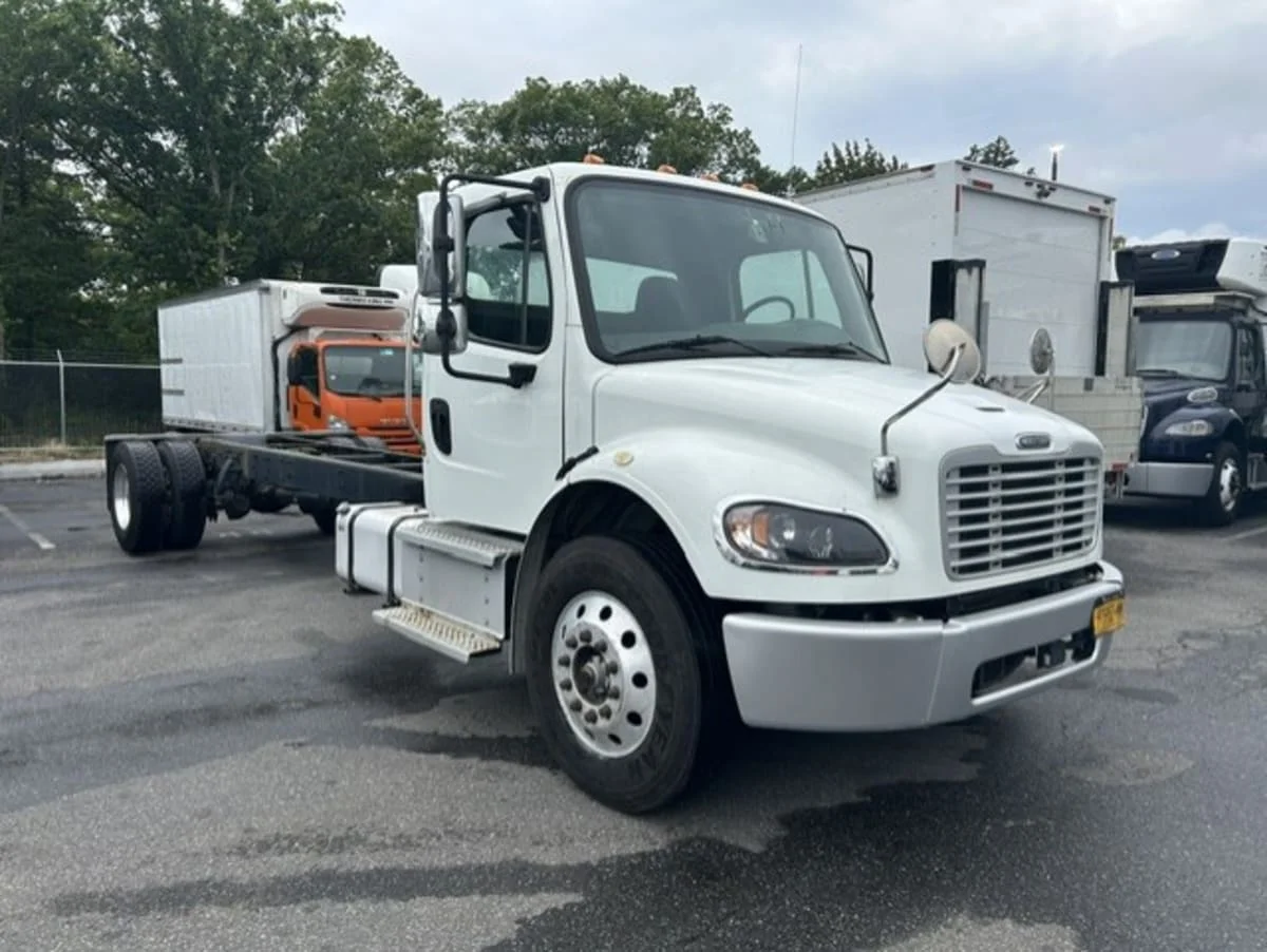 2020 Freightliner M2 106 in Farmingdale, NY — photo 3