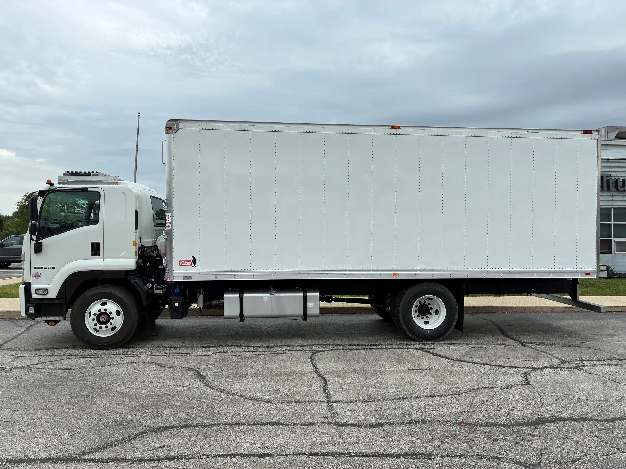 2025 Isuzu in Summit, IL — photo 2