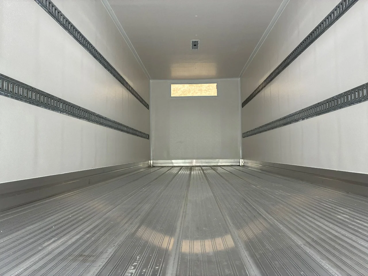2025 Isuzu in Summit, IL — photo 4