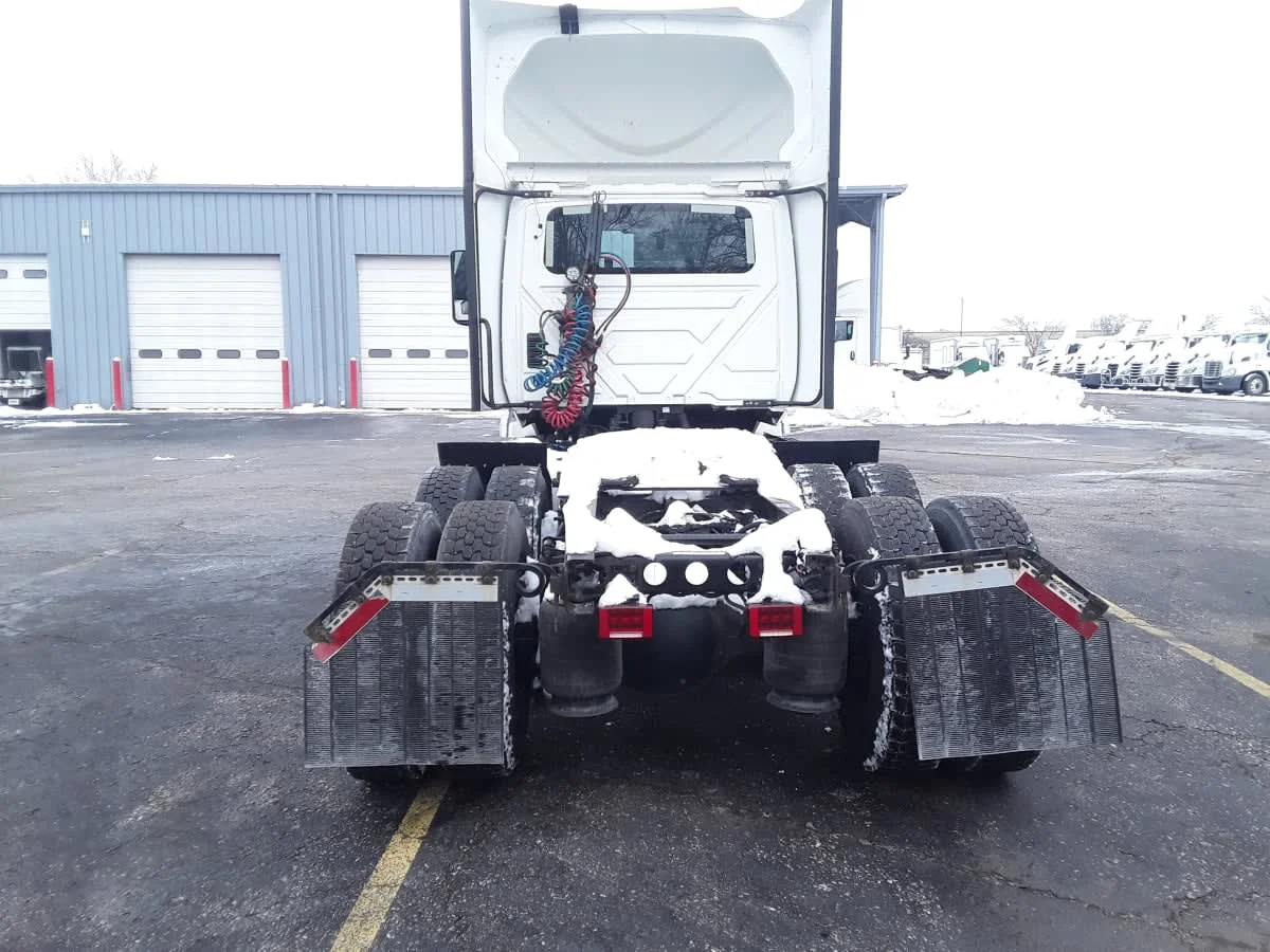 2020 International LT - image 5