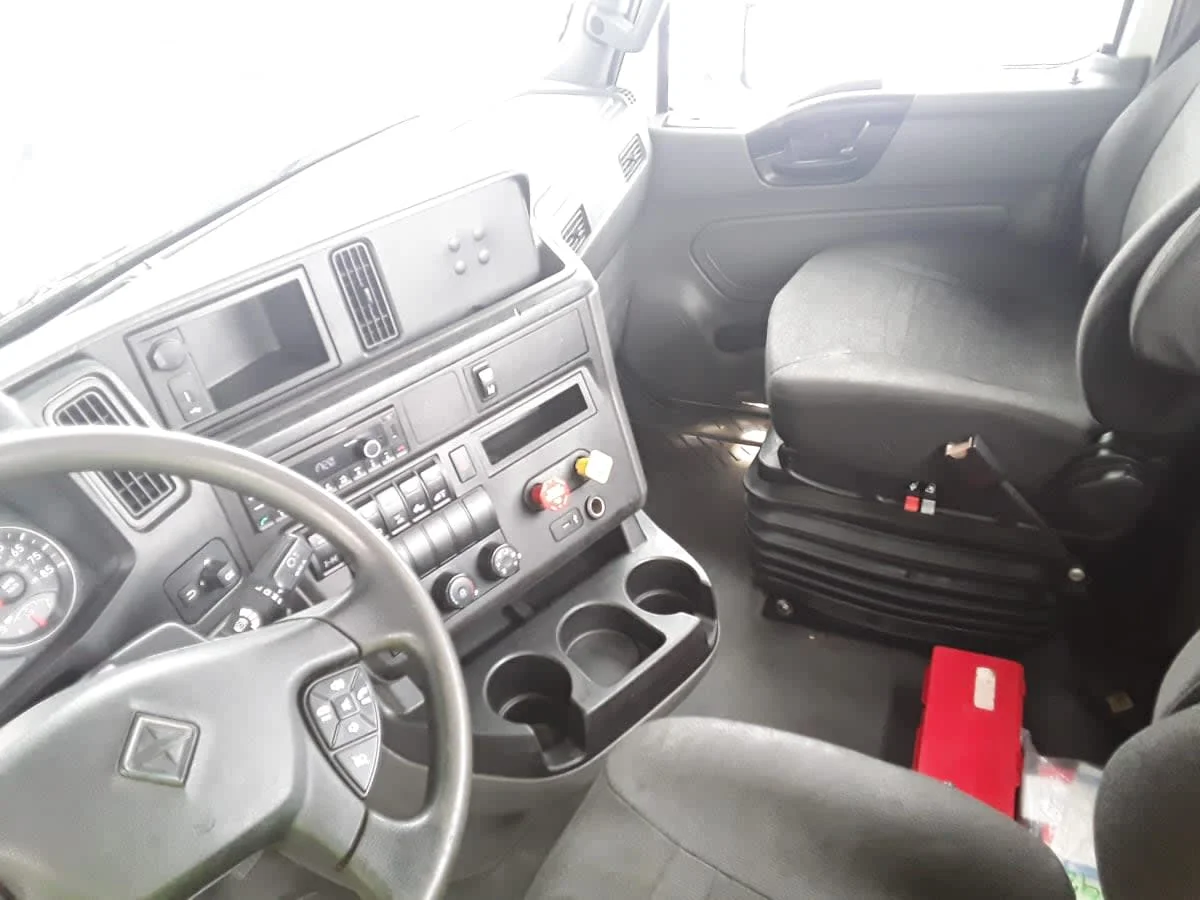 2020 International LT - image 7