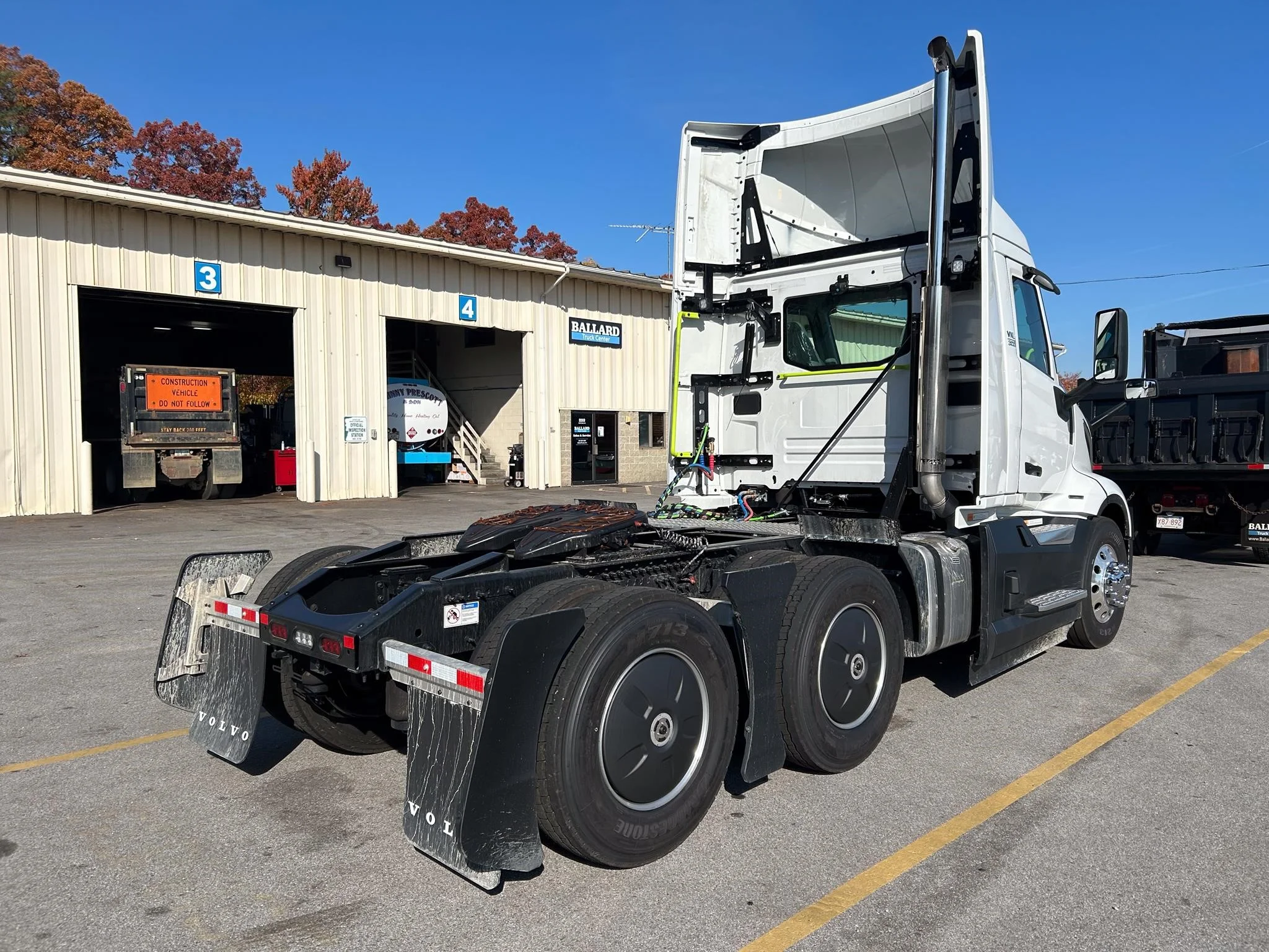 2024 Volvo VNL 300 in Worcester, MA — photo 4