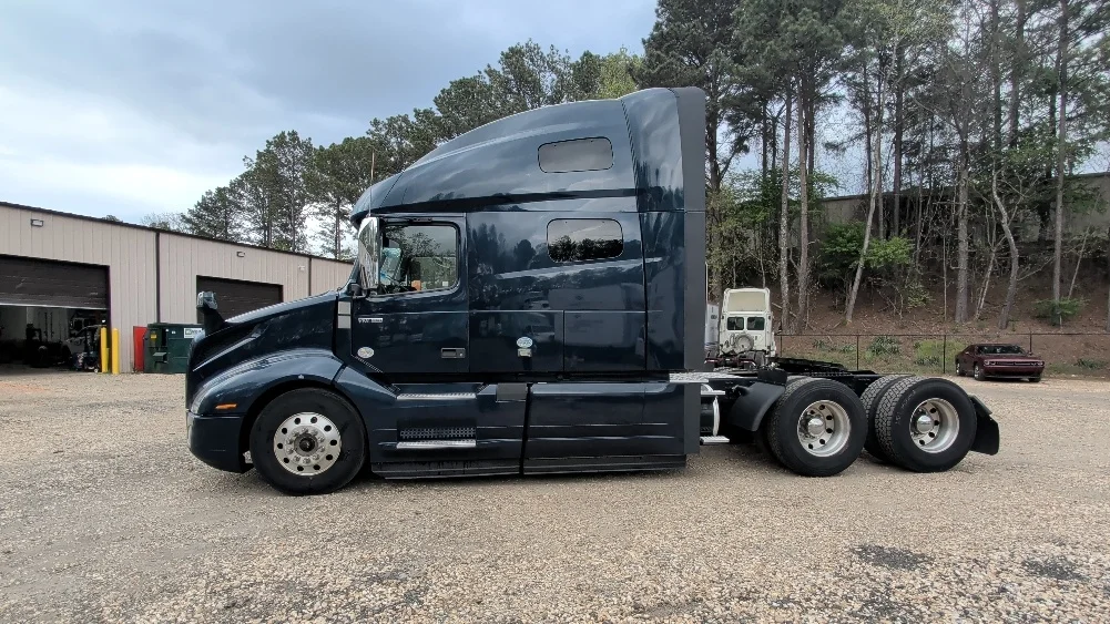 2020 Volvo VNL 760 - image 4