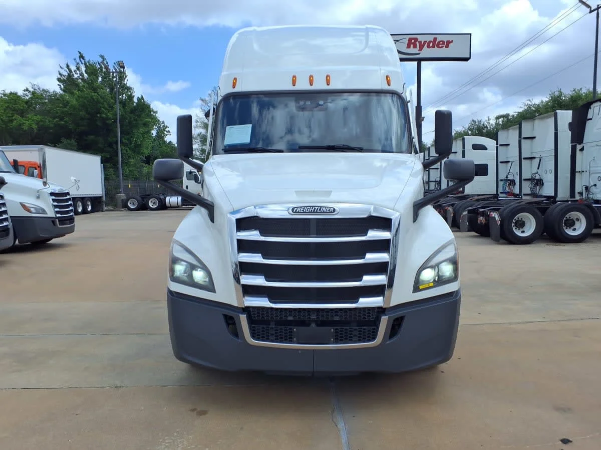 2023 Freightliner Cascadia - image 2