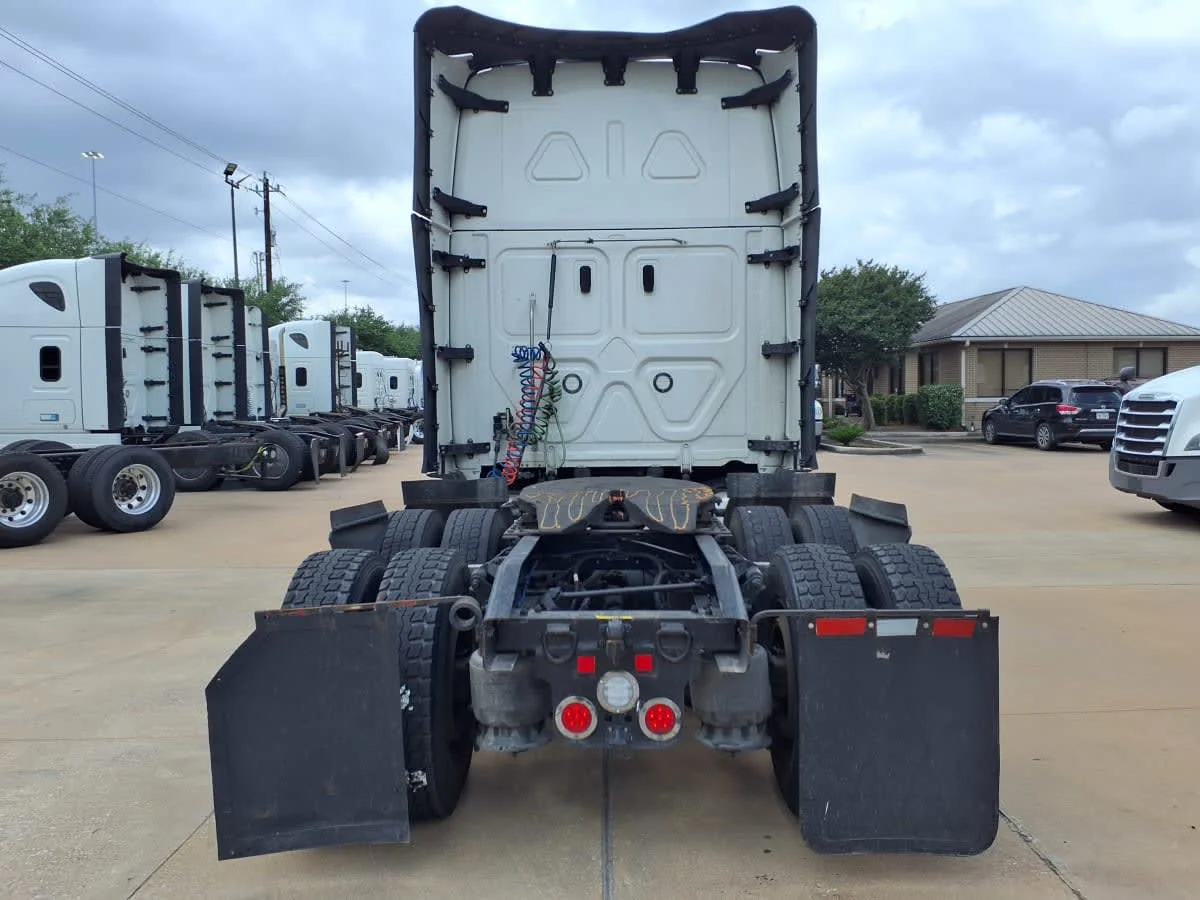 2023 Freightliner Cascadia in Houston, TX — photo 5