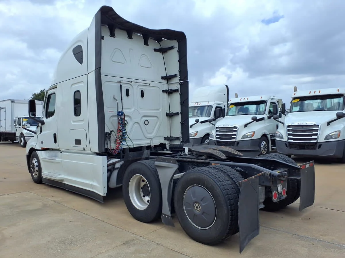 2023 Freightliner Cascadia in Houston, TX — photo 6