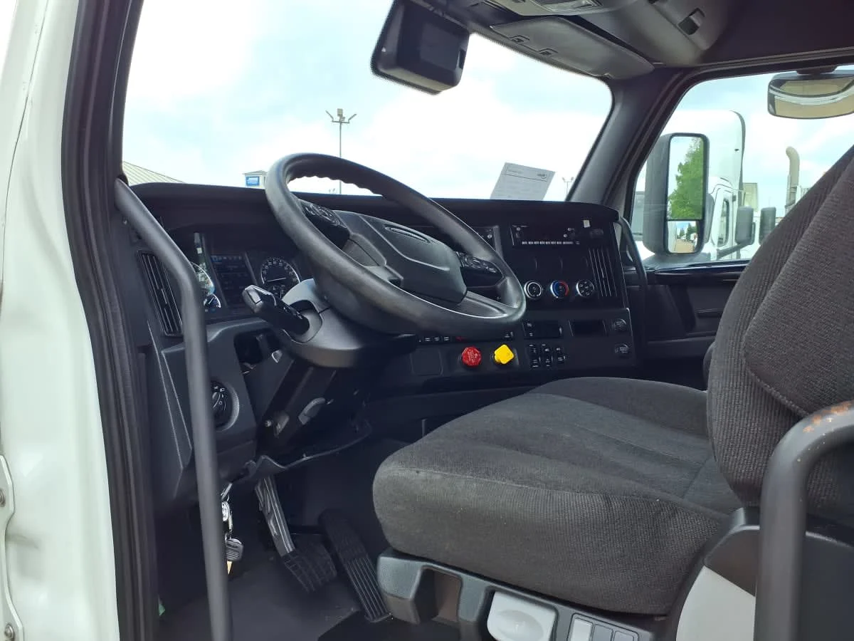 2023 Freightliner Cascadia in Houston, TX — photo 7