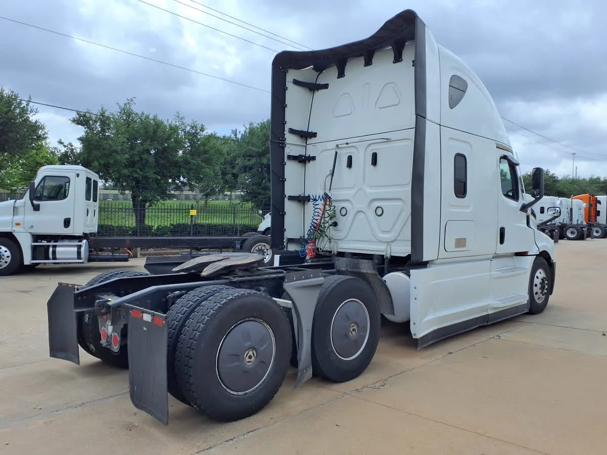 2023 Freightliner Cascadia in Houston, TX — photo 4