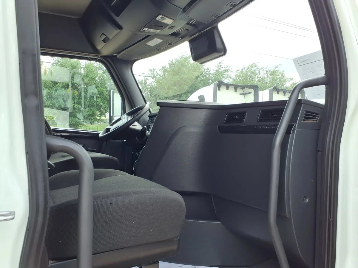 2023 Freightliner Cascadia in Houston, TX — photo 11