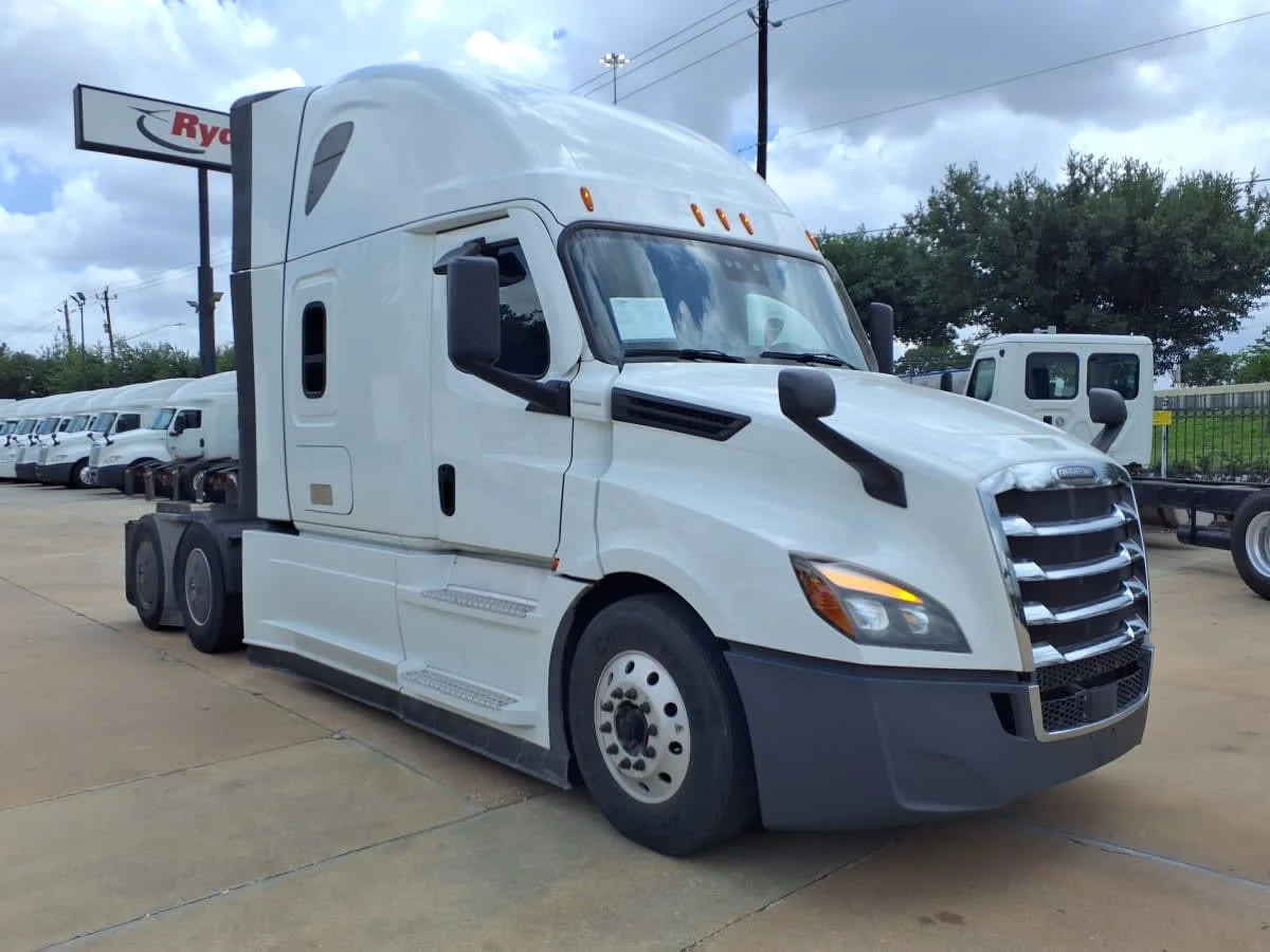 2023 Freightliner Cascadia in Houston, TX — photo 3