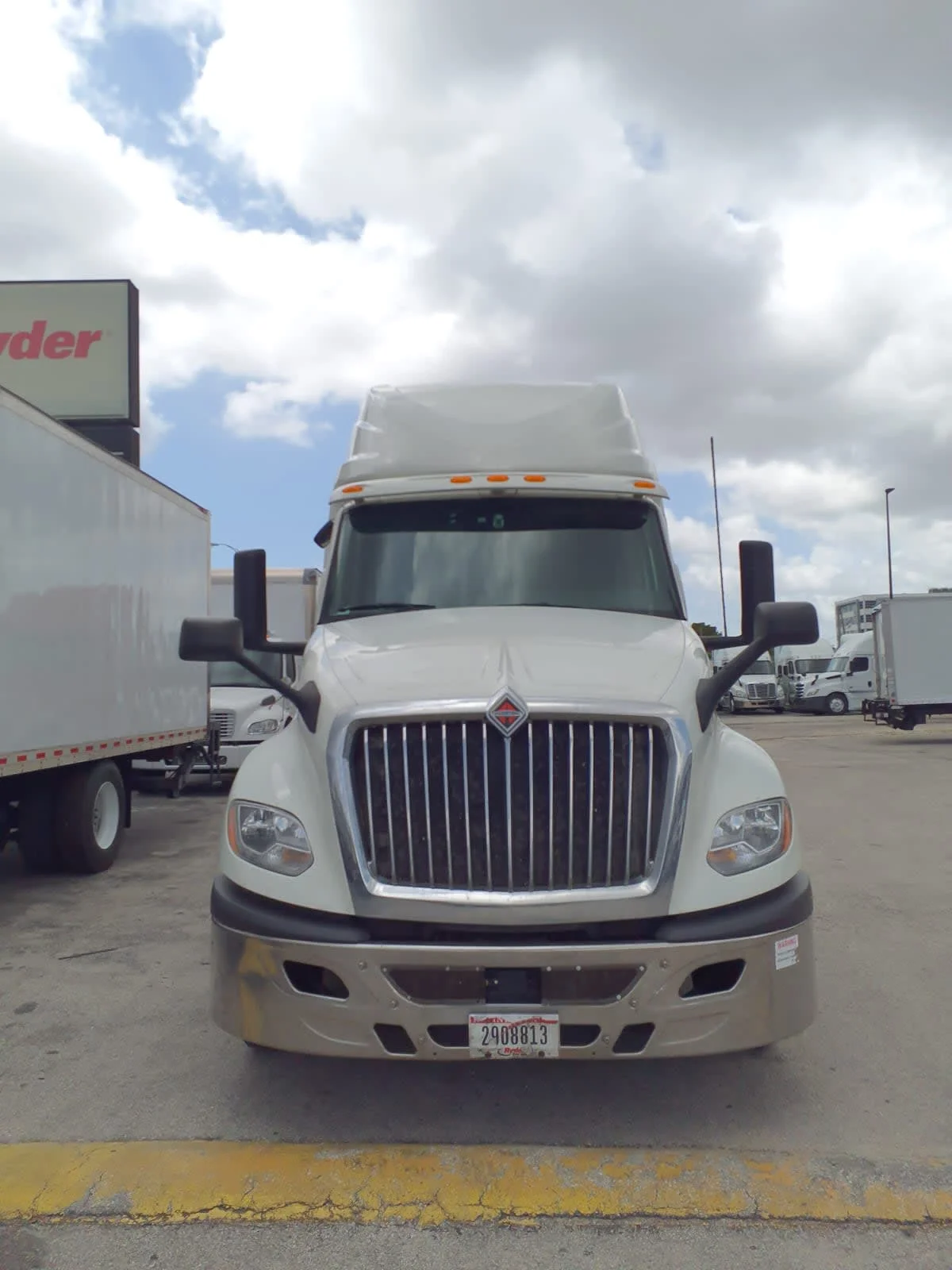 2020 International LT - image 2