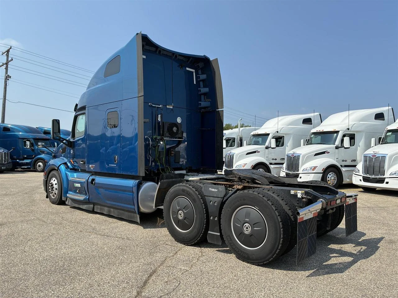 2020 Peterbilt 579 in South St. Paul, MN — photo 2
