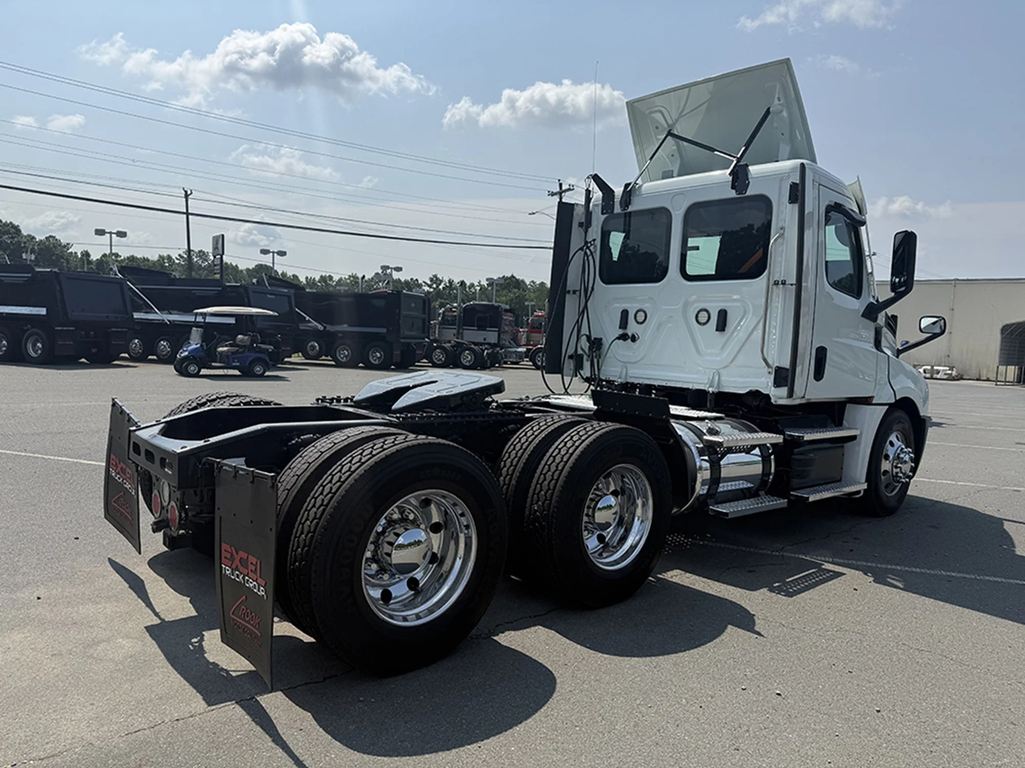 2020 Freightliner Cascadia in Weyers Cave, VA — photo 4