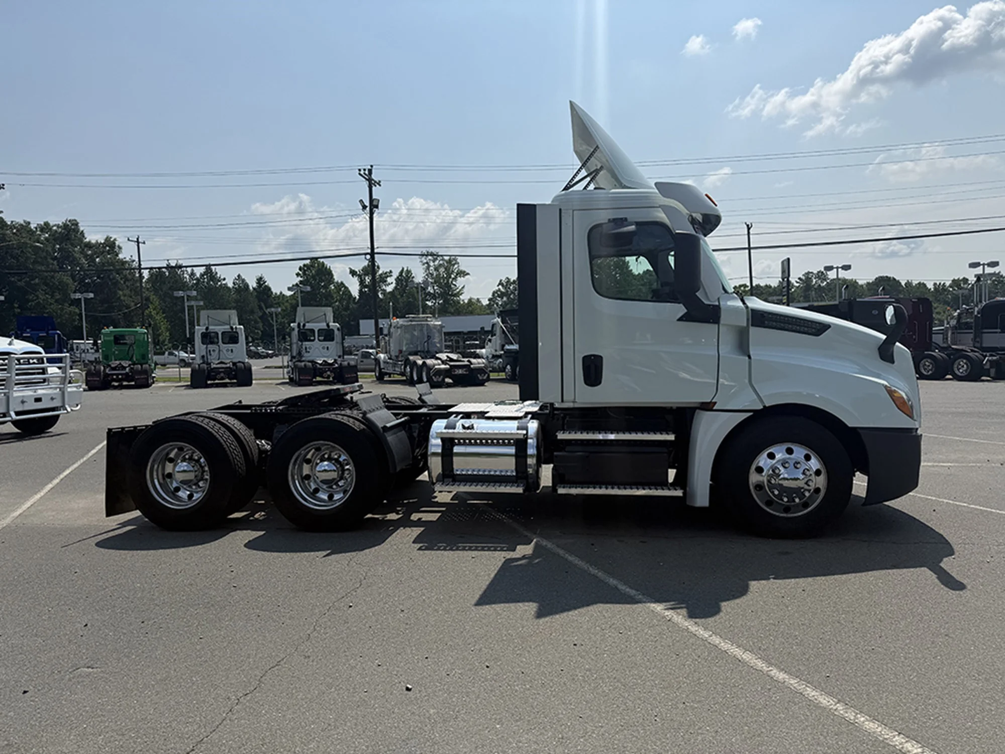 2020 Freightliner Cascadia in Weyers Cave, VA — photo 3