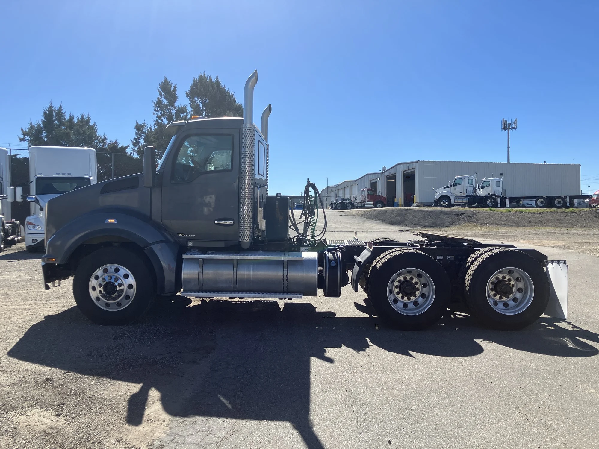 2022 Kenworth T880 - image 2