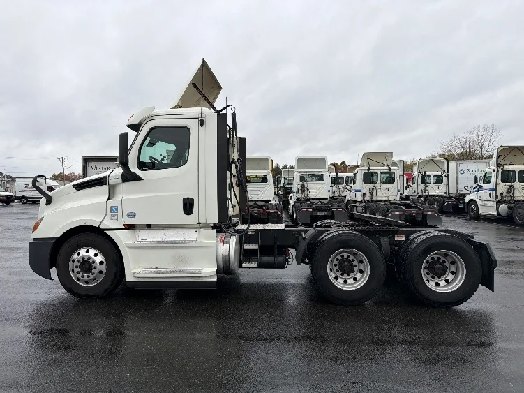2019 Freightliner Cascadia in Chicopee, MA — photo 4