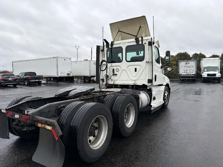 2019 Freightliner Cascadia in Chicopee, MA — photo 7