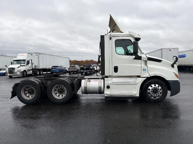 2019 Freightliner Cascadia in Chicopee, MA — photo 8