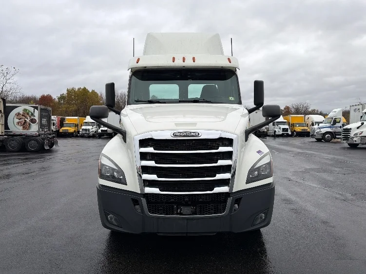2019 Freightliner Cascadia in Chicopee, MA — photo 2