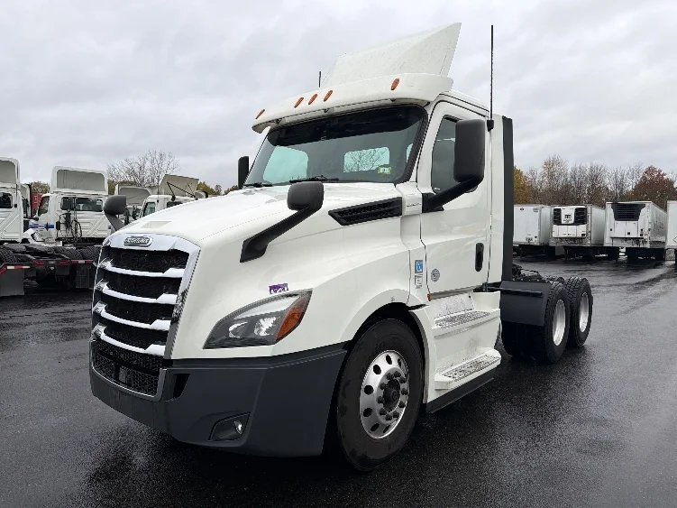 2019 Freightliner Cascadia in Chicopee, MA — photo 3