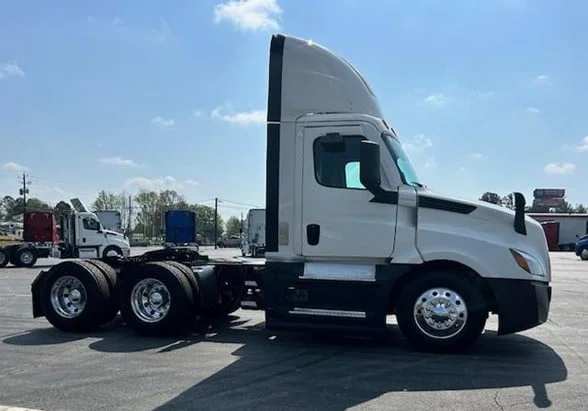 2022 FREIGHTLINER Cascadia 126 - image 4