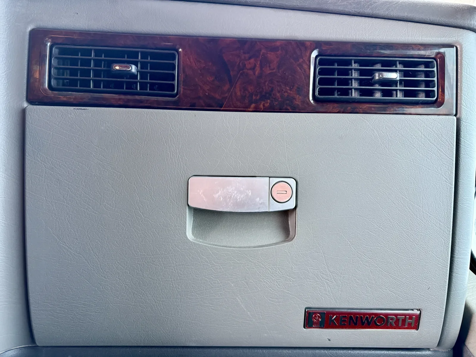 2011 Kenworth W900 - image 18