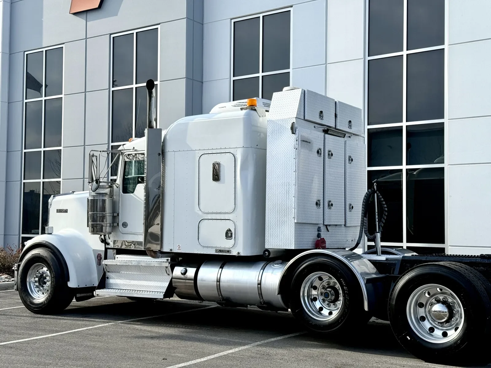 2011 Kenworth W900 - image 8