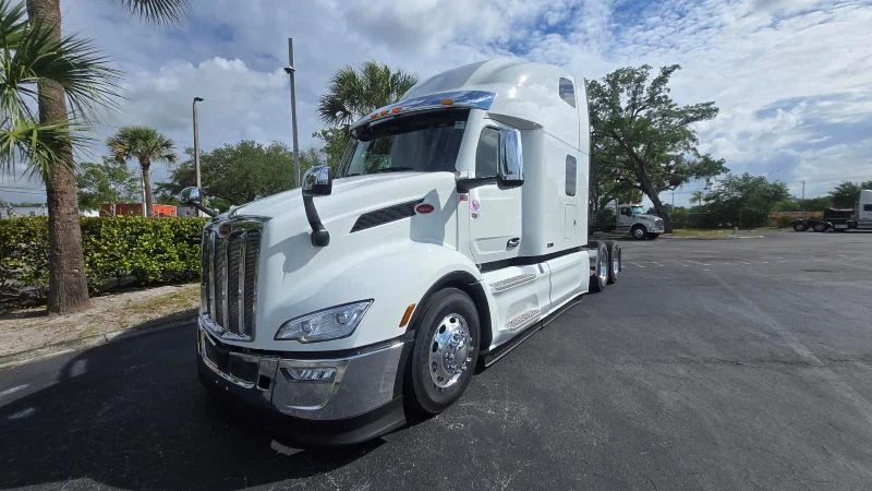 2027 Peterbilt 579 in Fort Lauderdale, FL — photo 2