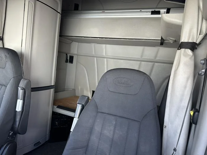 2022 Peterbilt 579 - image 1