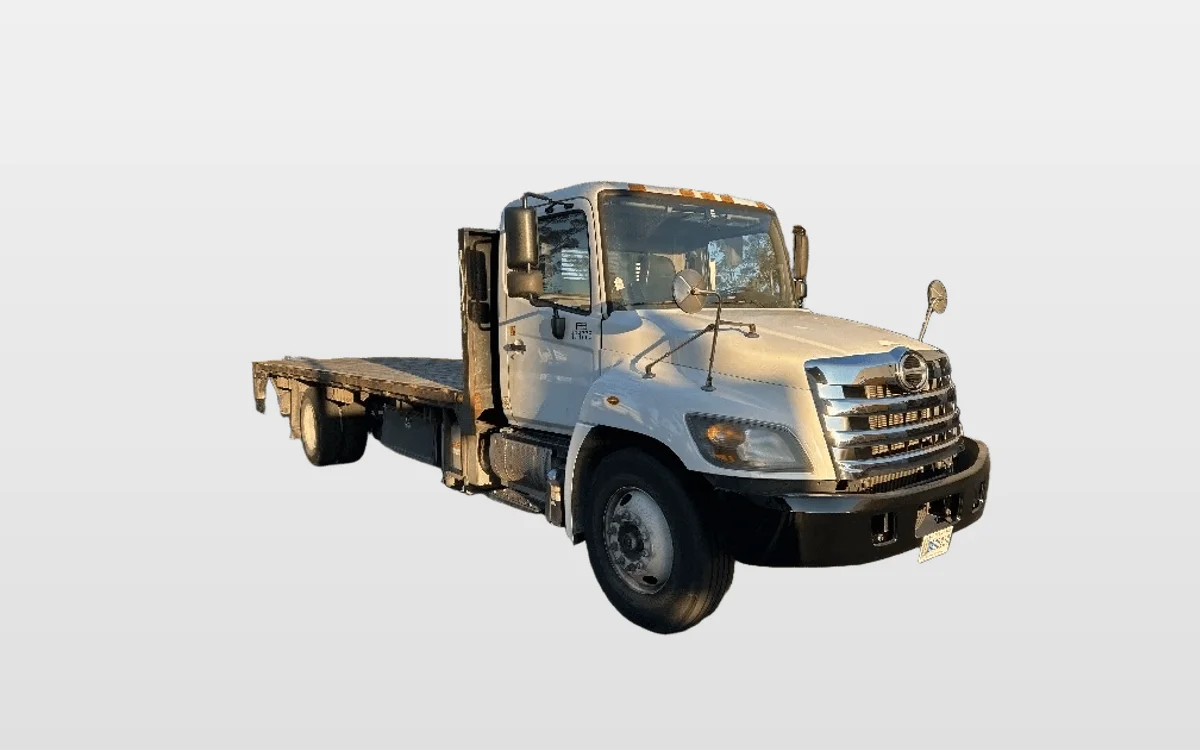 2017 Hino 268 - image 1