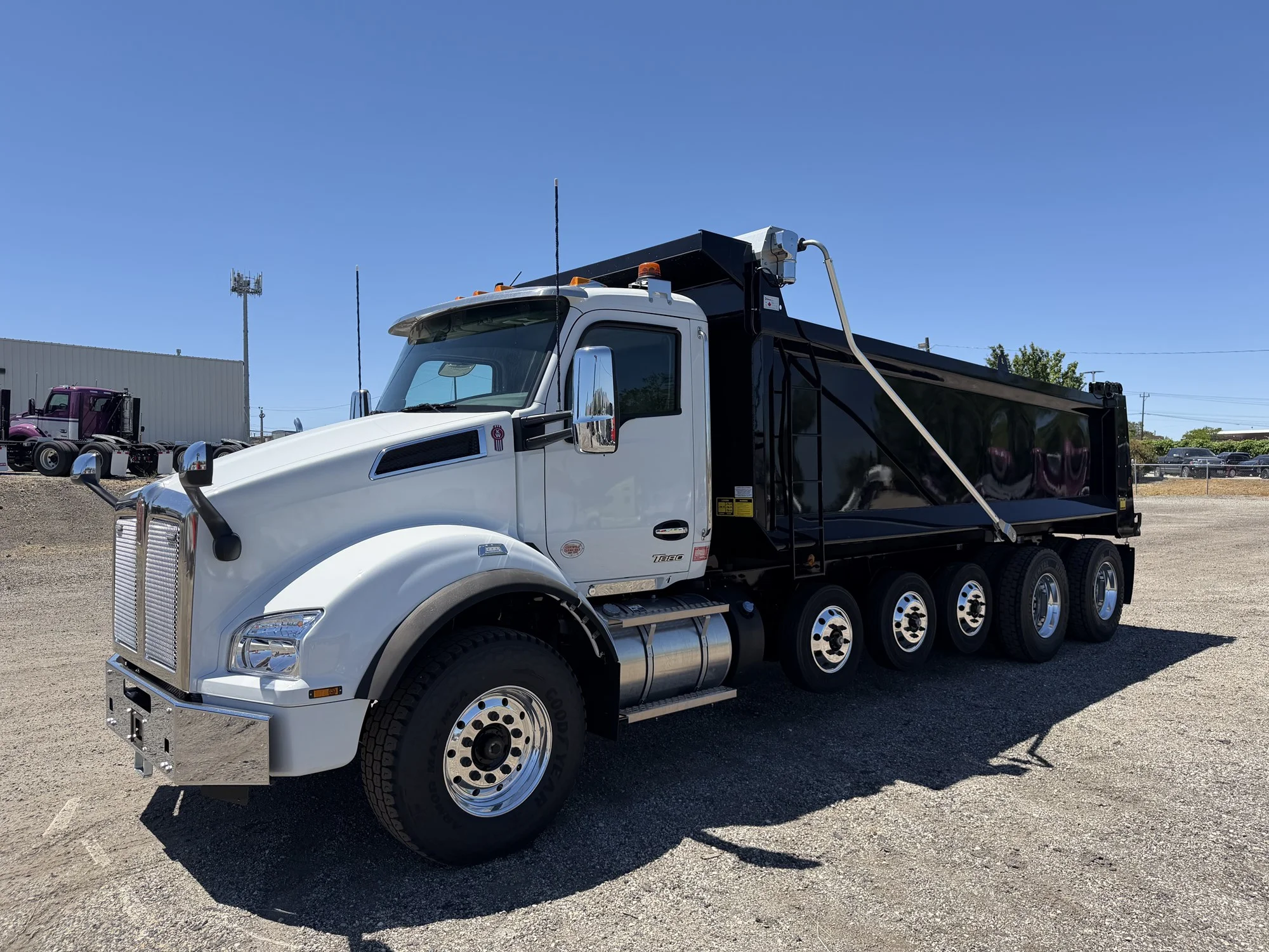 2025 Kenworth T880