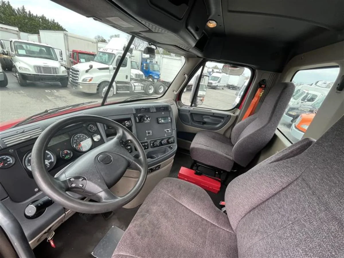 2019 Freightliner Cascadia in Beltsville, MD — photo 7