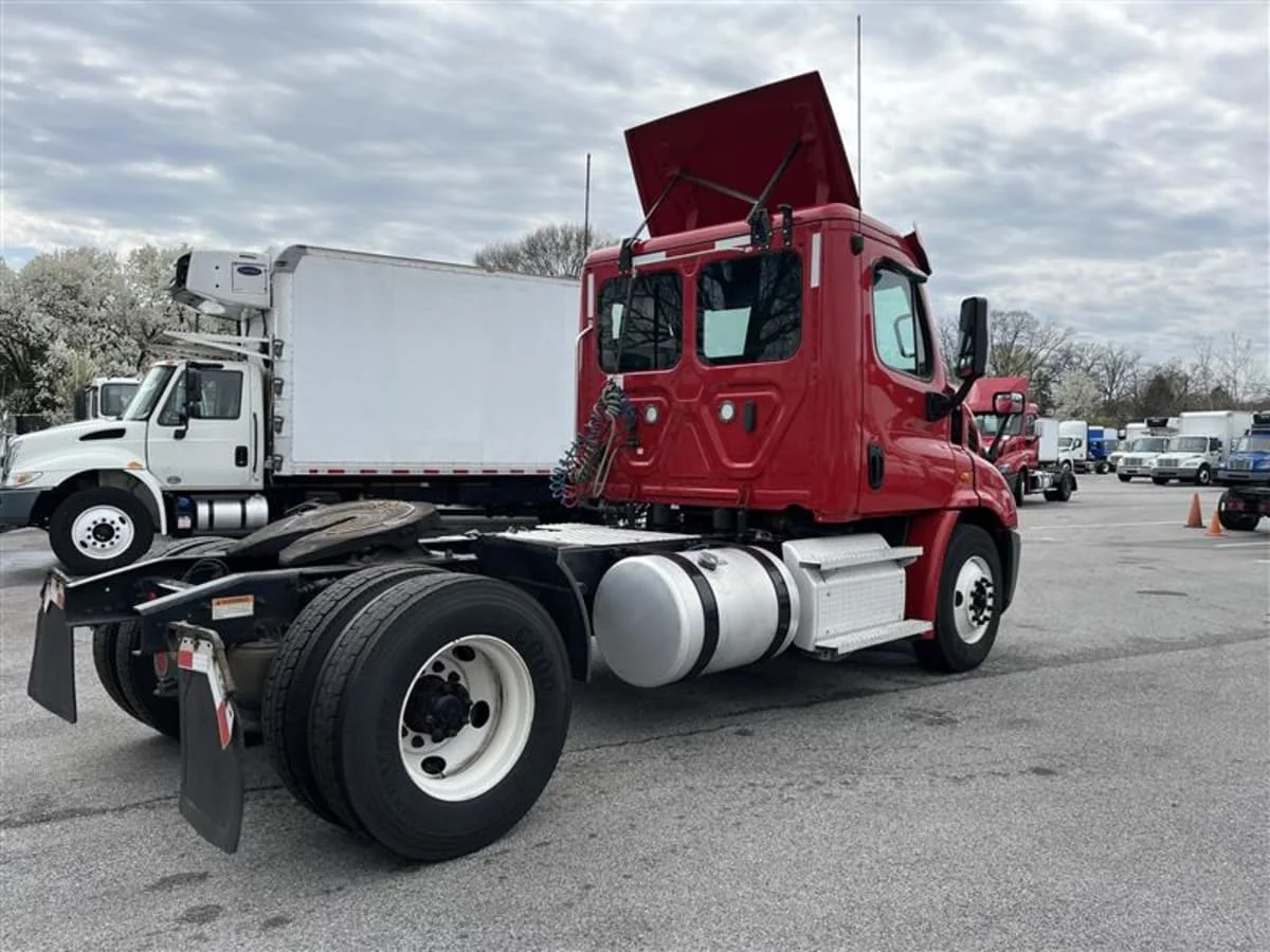 2019 Freightliner Cascadia in Beltsville, MD — photo 4