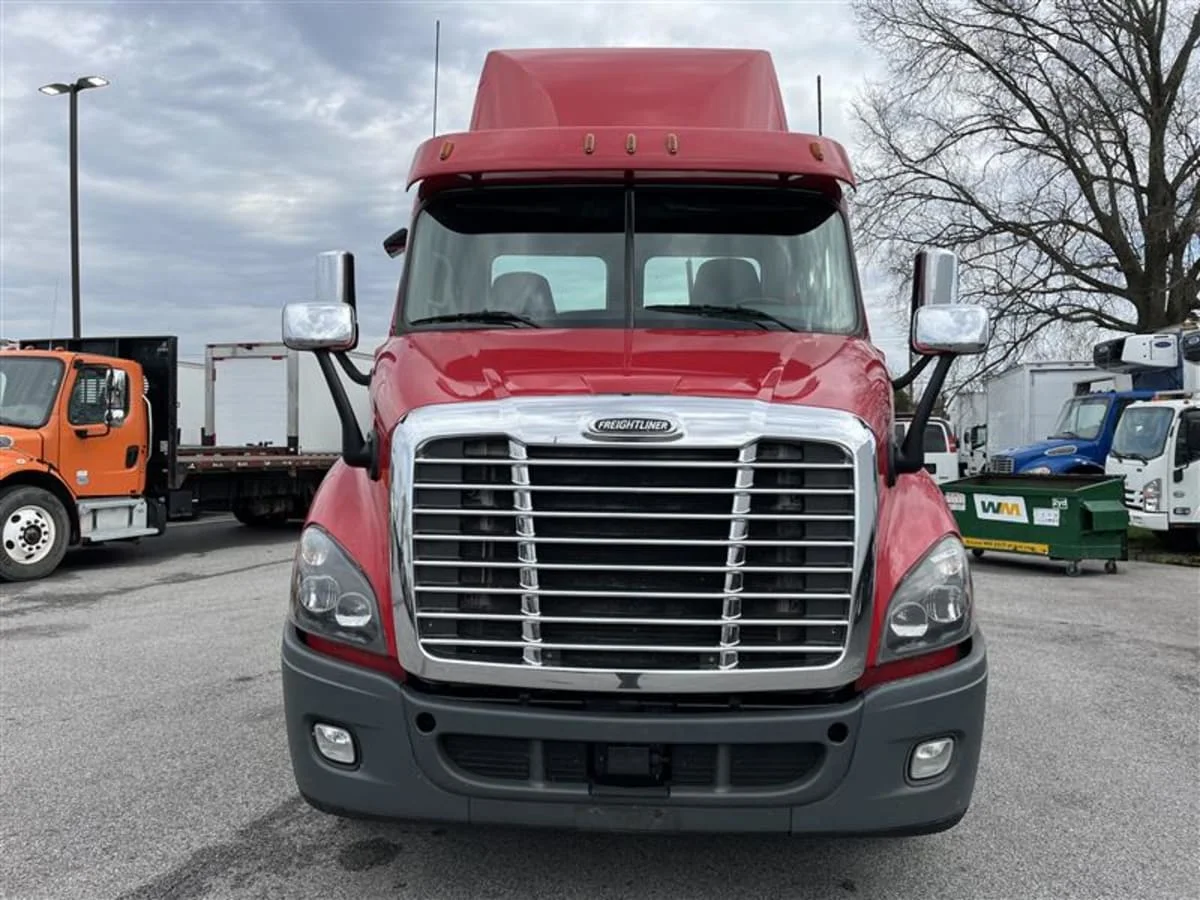 2019 Freightliner Cascadia in Beltsville, MD — photo 2