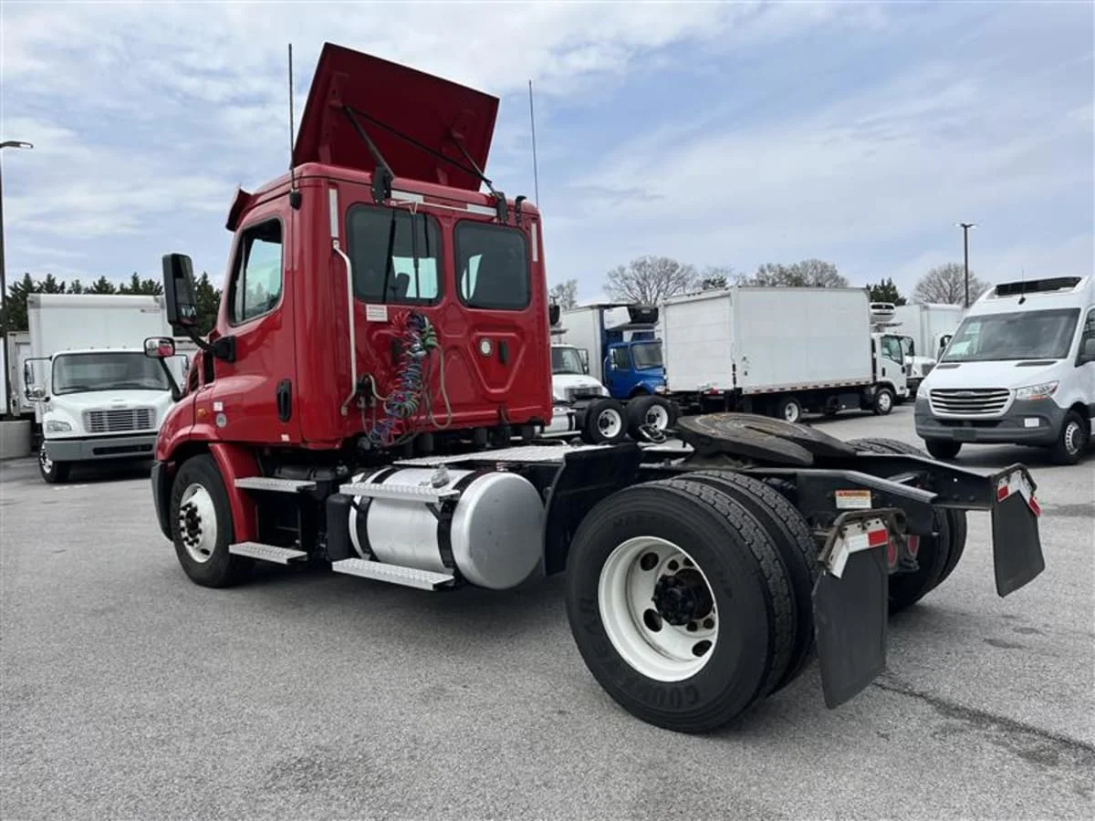 2019 Freightliner Cascadia in Beltsville, MD — photo 6