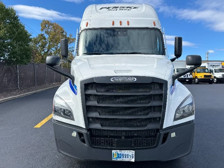 2023 Freightliner Cascadia - image 2
