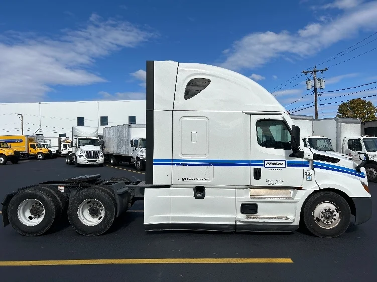2023 Freightliner Cascadia - image 8
