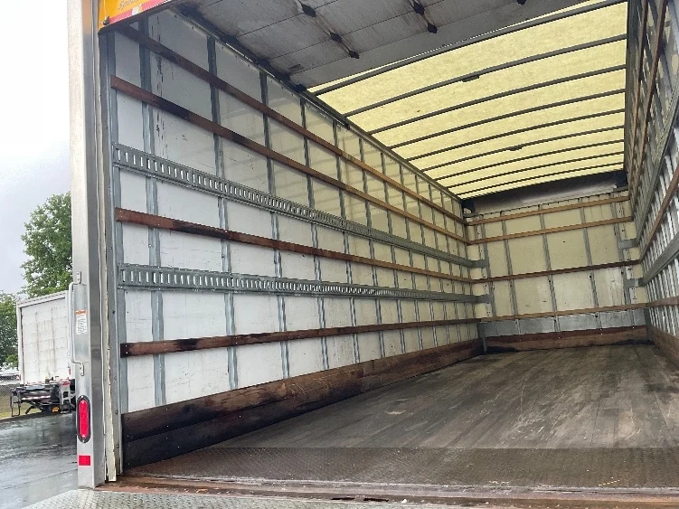 2020 Hino 338 - image 10