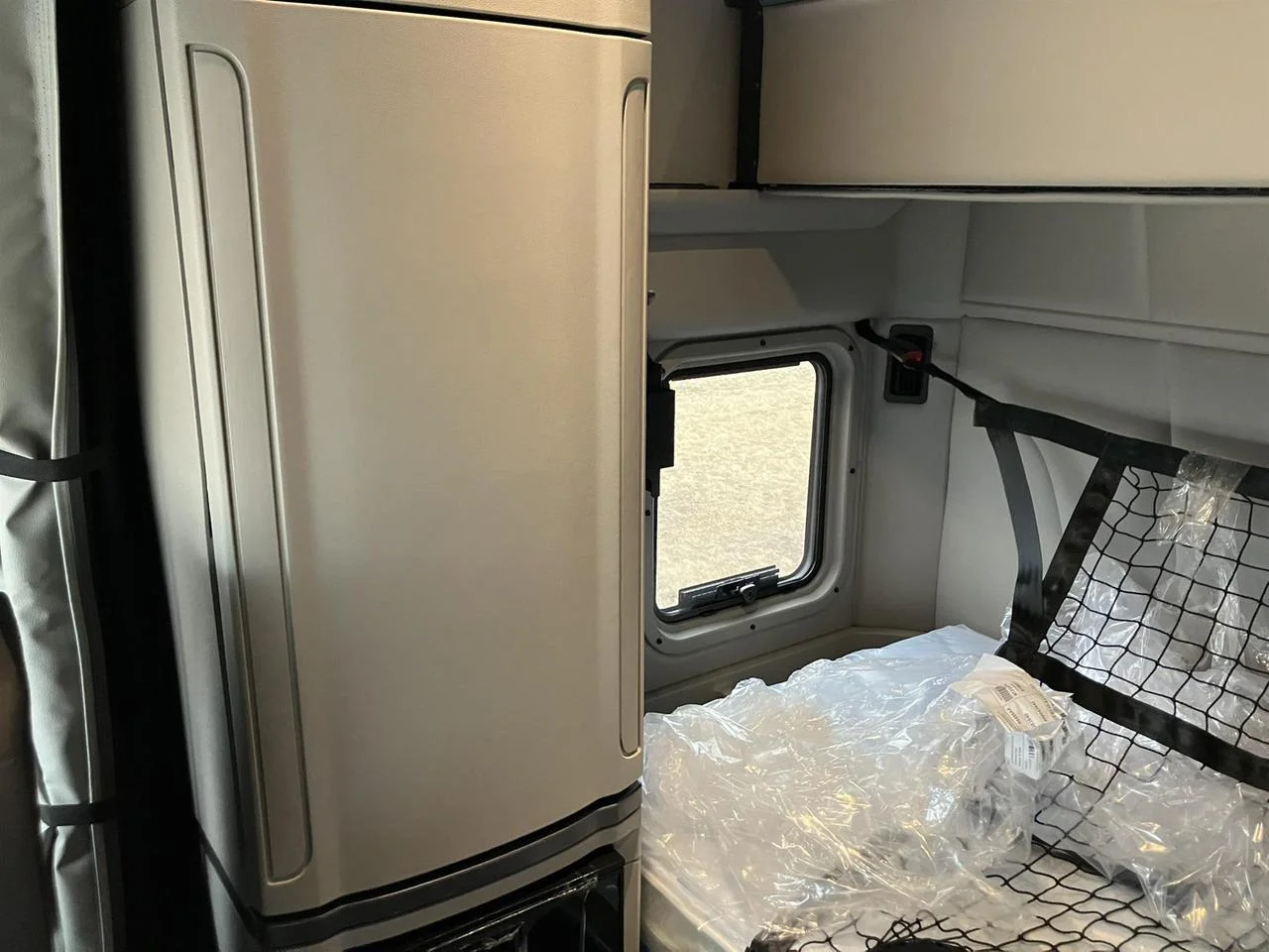 2027 Peterbilt 579 - image 4