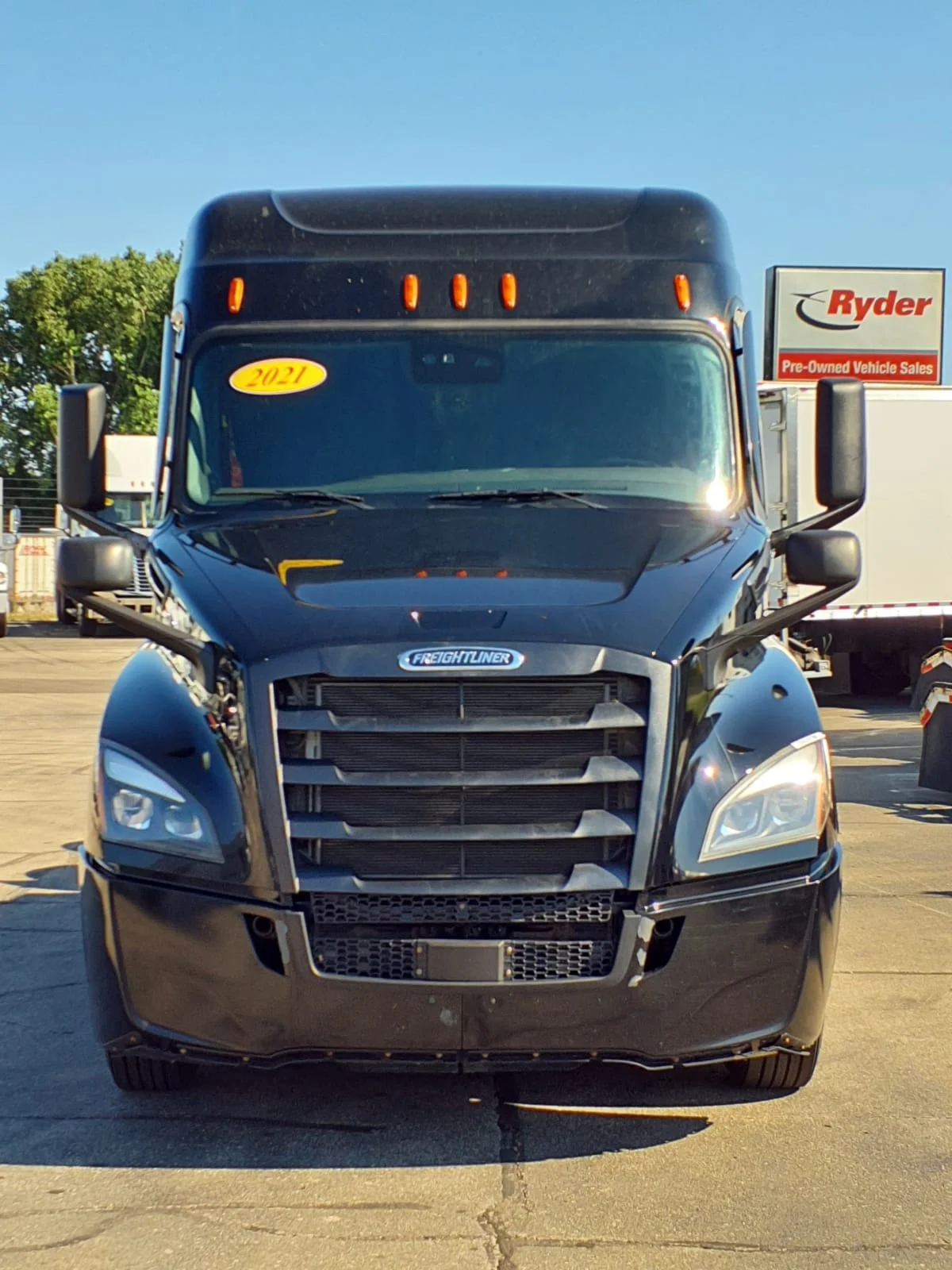 2021 Freightliner Cascadia in Oak Creek, WI — photo 2