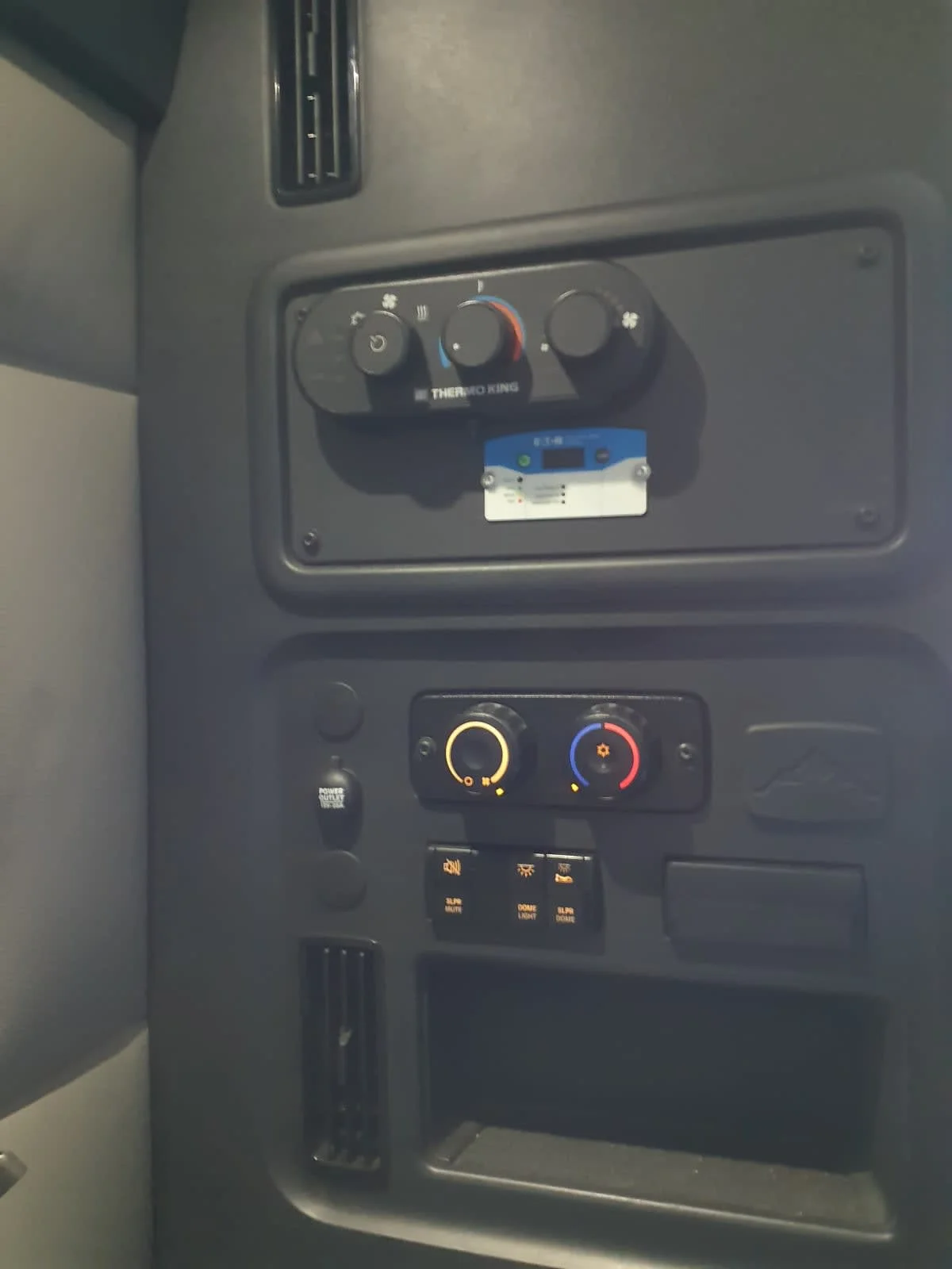2021 Freightliner Cascadia in Oak Creek, WI — photo 15