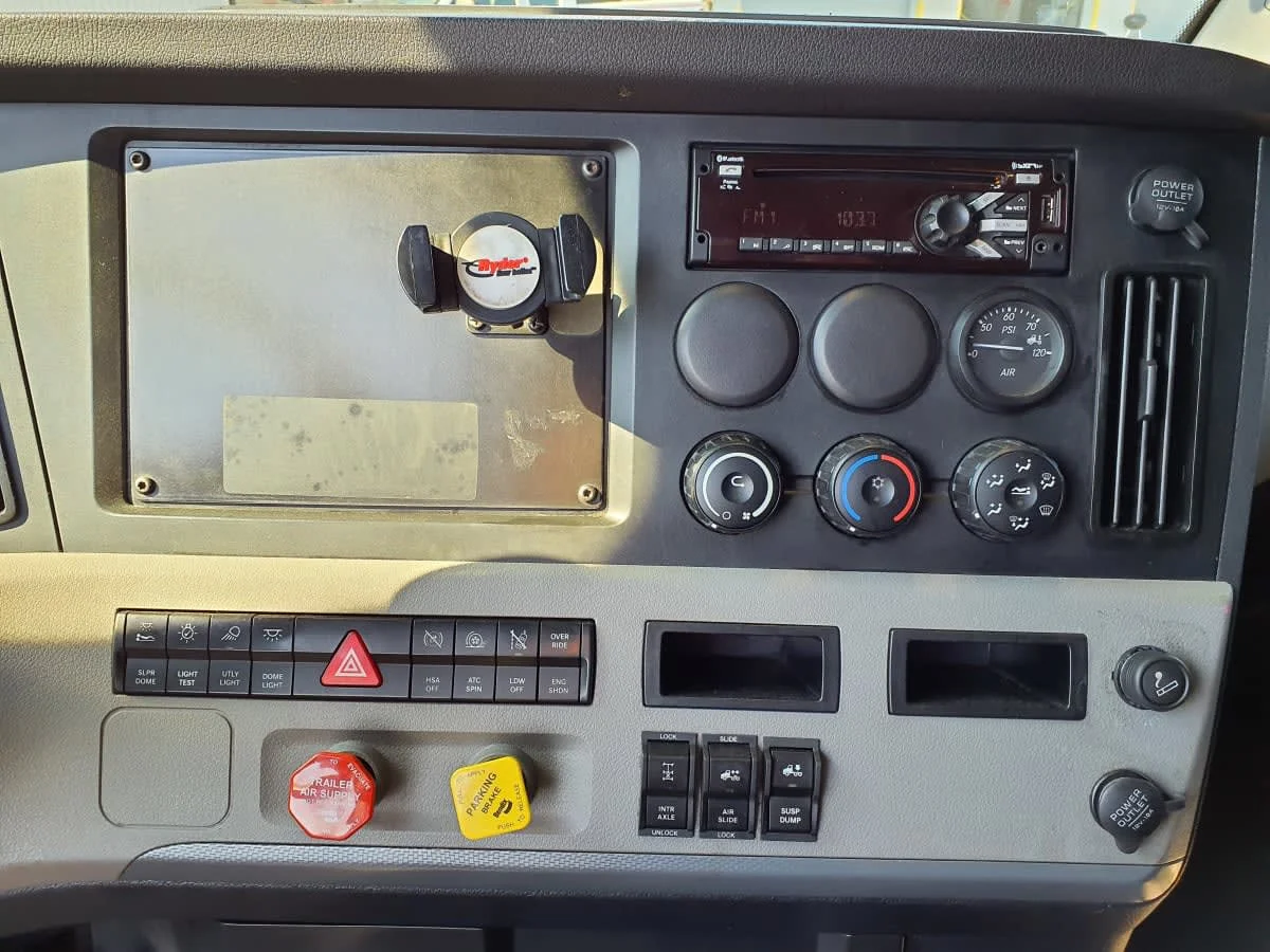 2021 Freightliner Cascadia in Oak Creek, WI — photo 11