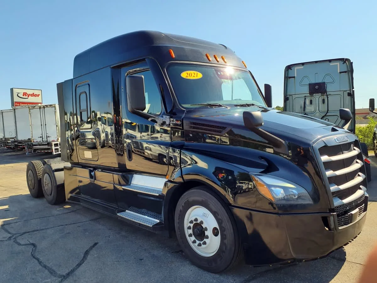 2021 Freightliner Cascadia in Oak Creek, WI — photo 3