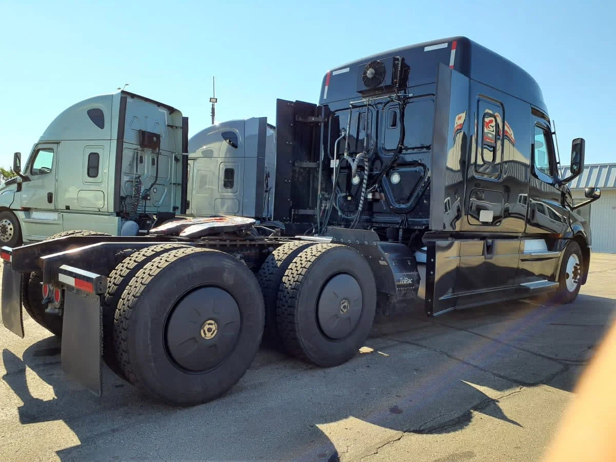 2021 Freightliner Cascadia in Oak Creek, WI — photo 4