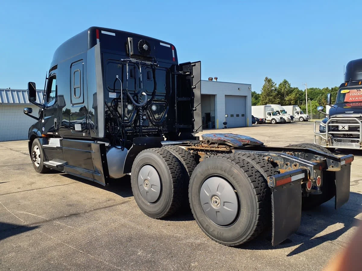 2021 Freightliner Cascadia in Oak Creek, WI — photo 6
