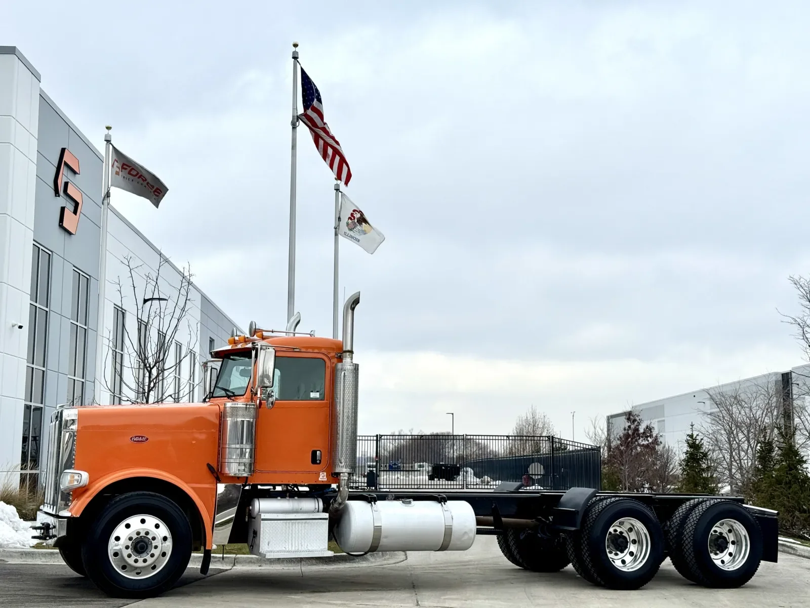 2016 Peterbilt 389 in New Lenox, IL