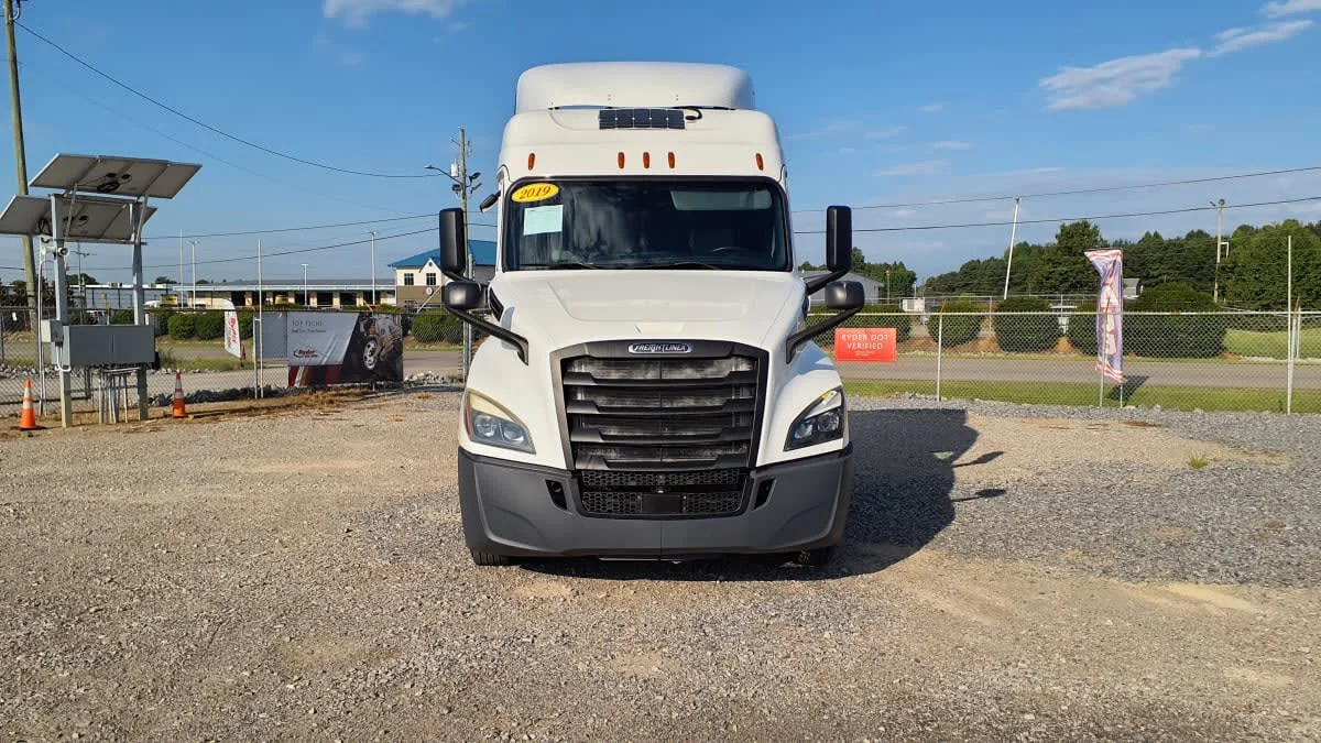2019 Freightliner Cascadia in Birmingham, AL — photo 2