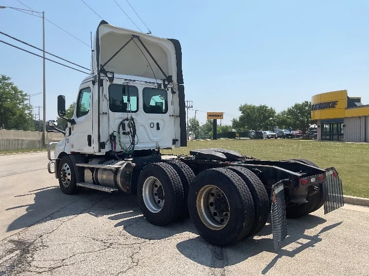 2020 Freightliner Cascadia in La Porte, IN — photo 5